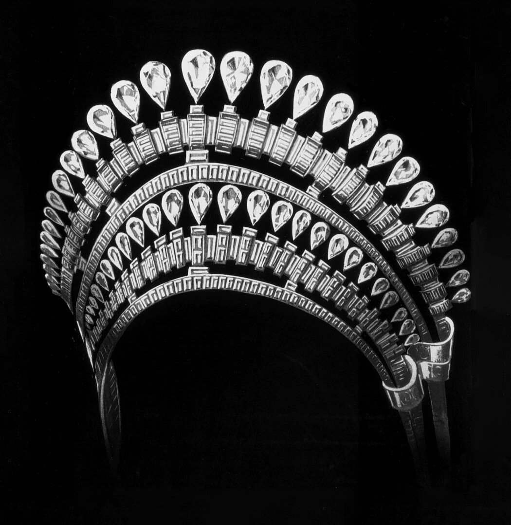 Для тиары использовали 54 бриллианта грушевидной огранки общим весом 92 карата и 530 бриллиантов багетной огранки общим весом 72 карата. 