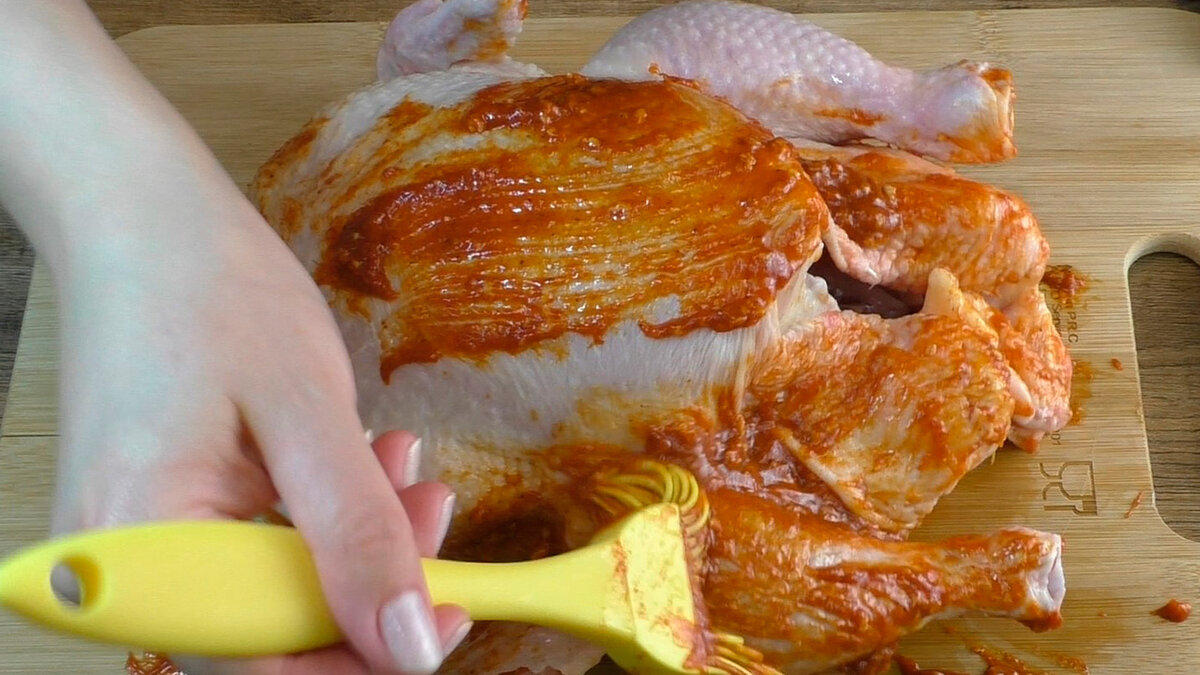 Курица в духовке целиком в рукаве с корочкой