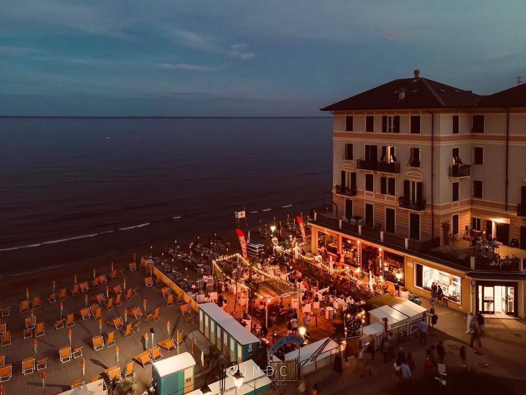 Левый угол палаццо это GRAF, все огороженное пространство со столиками- его территория. Завернув за угол, увидите продолжение бара и пляжа