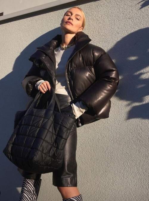 В новом сезоне осень-зима 2022-2023 дизайнеры предложили немало вариантов модных пуховиков в разных фасонах