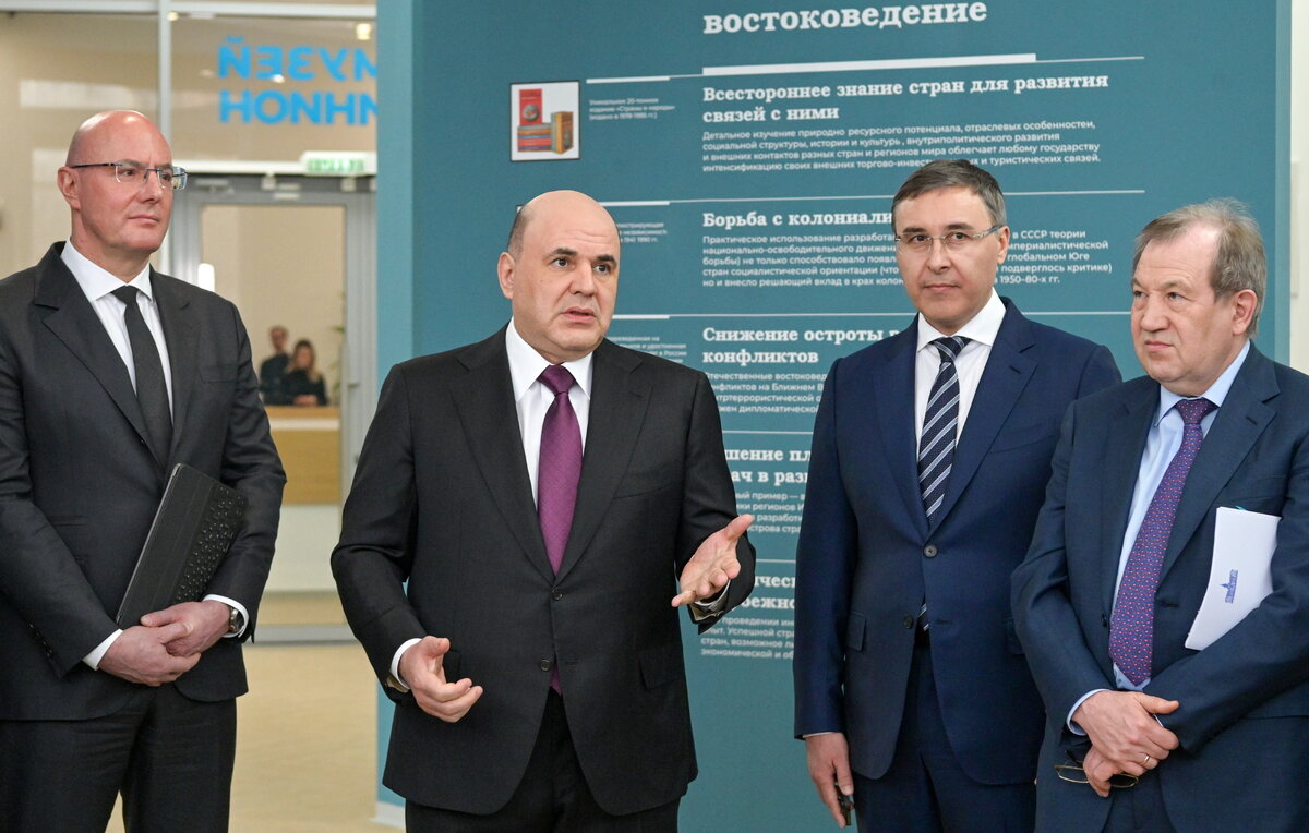    Вице-премьер РФ Дмитрий Чернышенко, премьер-министр России Михаил Мишустин, министр науки и высшего образования РФ Валерий Фальков и президент Российской академии наук Геннадий Красников  Александр Астафьев/POOL/ТАСС