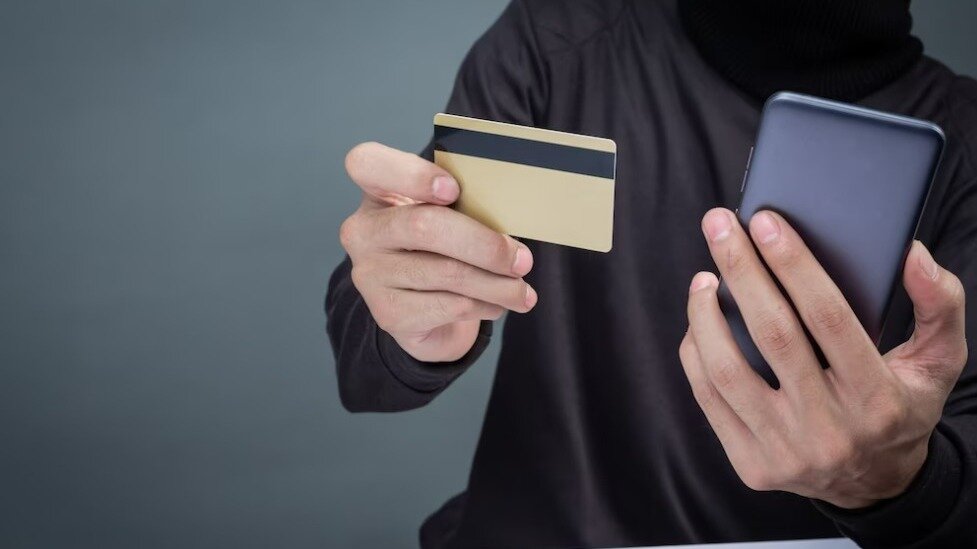     33-летний мужчина из Абакана хотел заказать интимные услуги для своего брата, но попался мошенникам.