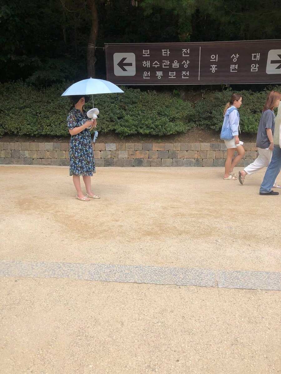 Кореянка в буддийском храме Наксанса, Южная Корея (фото из личного архива)