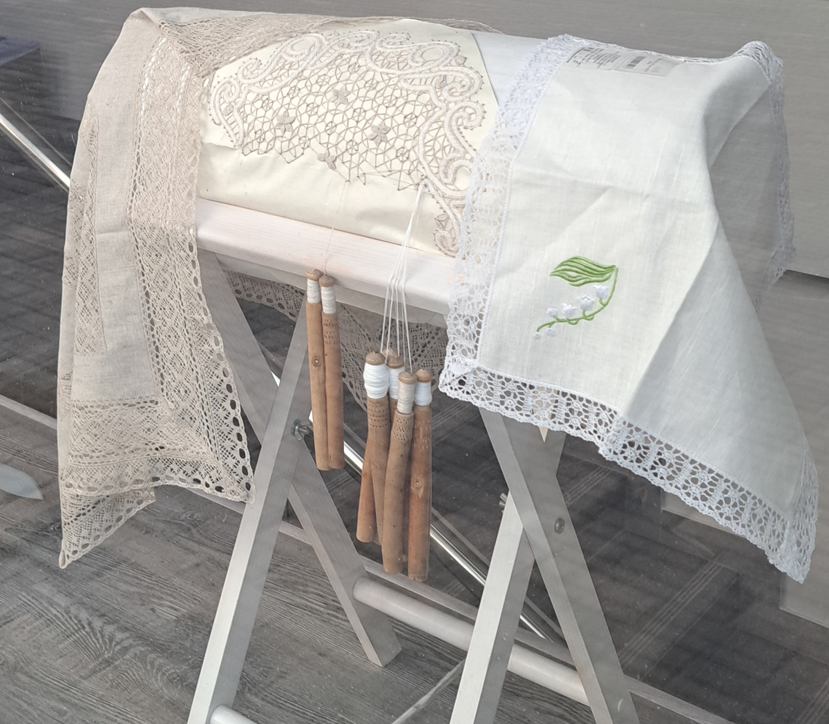 Коклюшки у бабушки были резные, узорчатые. Такая подушка набивалась соломой.