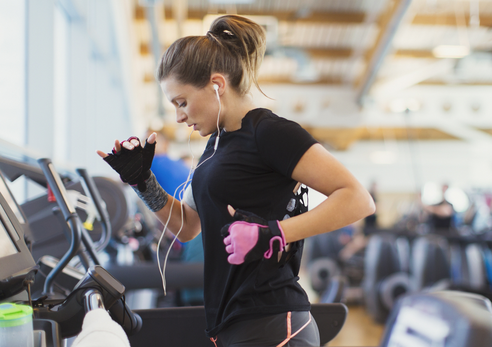 Sport песня. Спортивные девушки с наушниками. Девушка в наушниках в спортзале. Тренируется в наушниках. Наушники для спортзала.