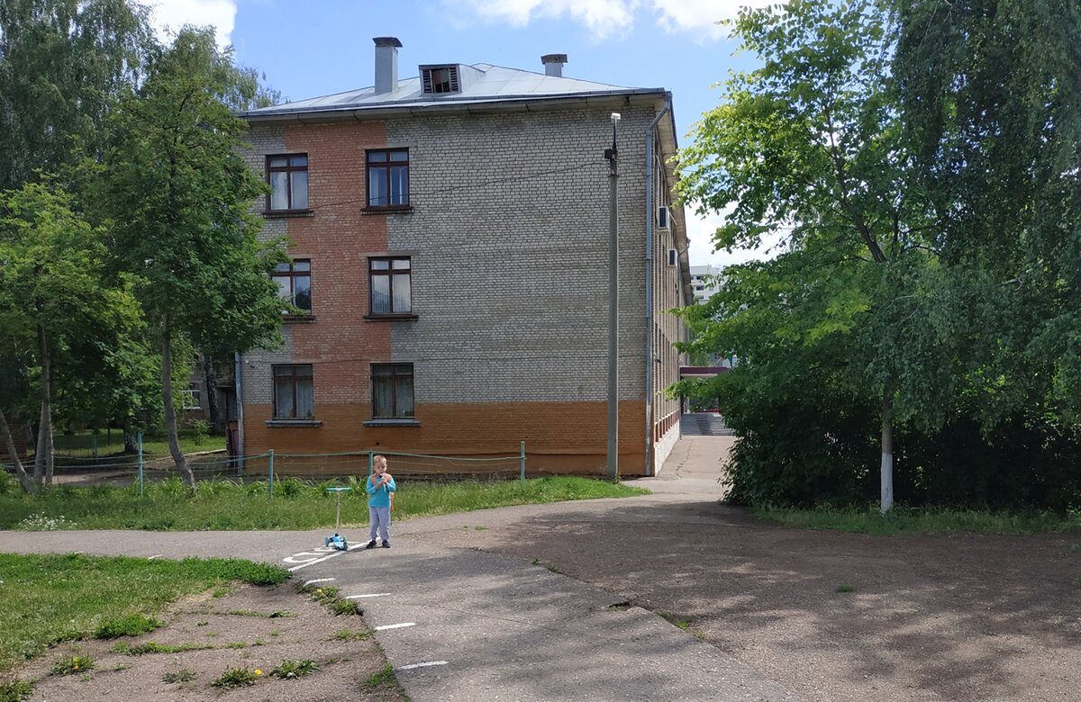 На фоне школы 4 года назад: "Сынок, мы еще не скоро сюда пойдем"