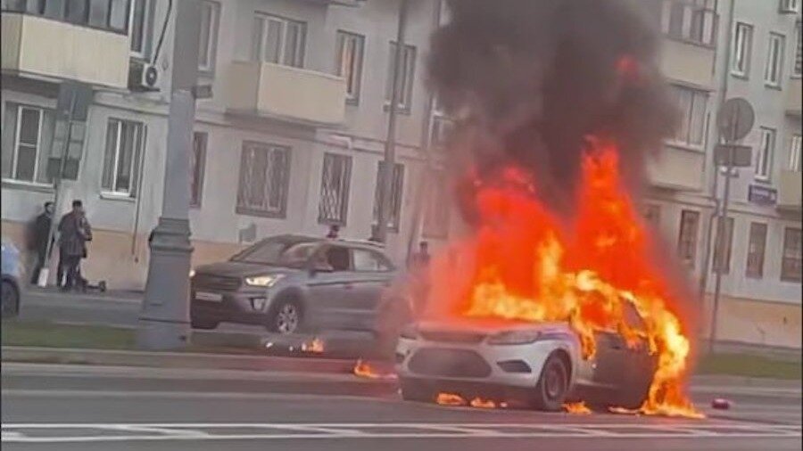 Горит машина в москве. Полицейская машина горит. Горящая машина полиции.