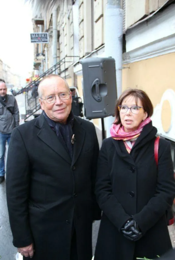 Евгении Симоновой на сегодняшний день 68 лет, и она до сих пор выходит на сцену любимого ею театра. И все же 13 лет борьбы со страшной болезнью дают о себе знать.-3