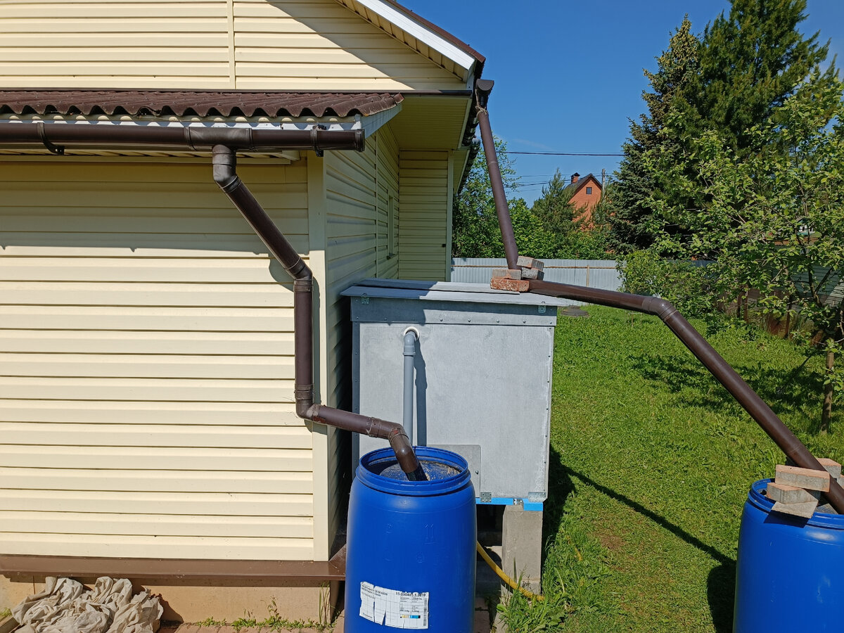 дачник собирал дождевую воду