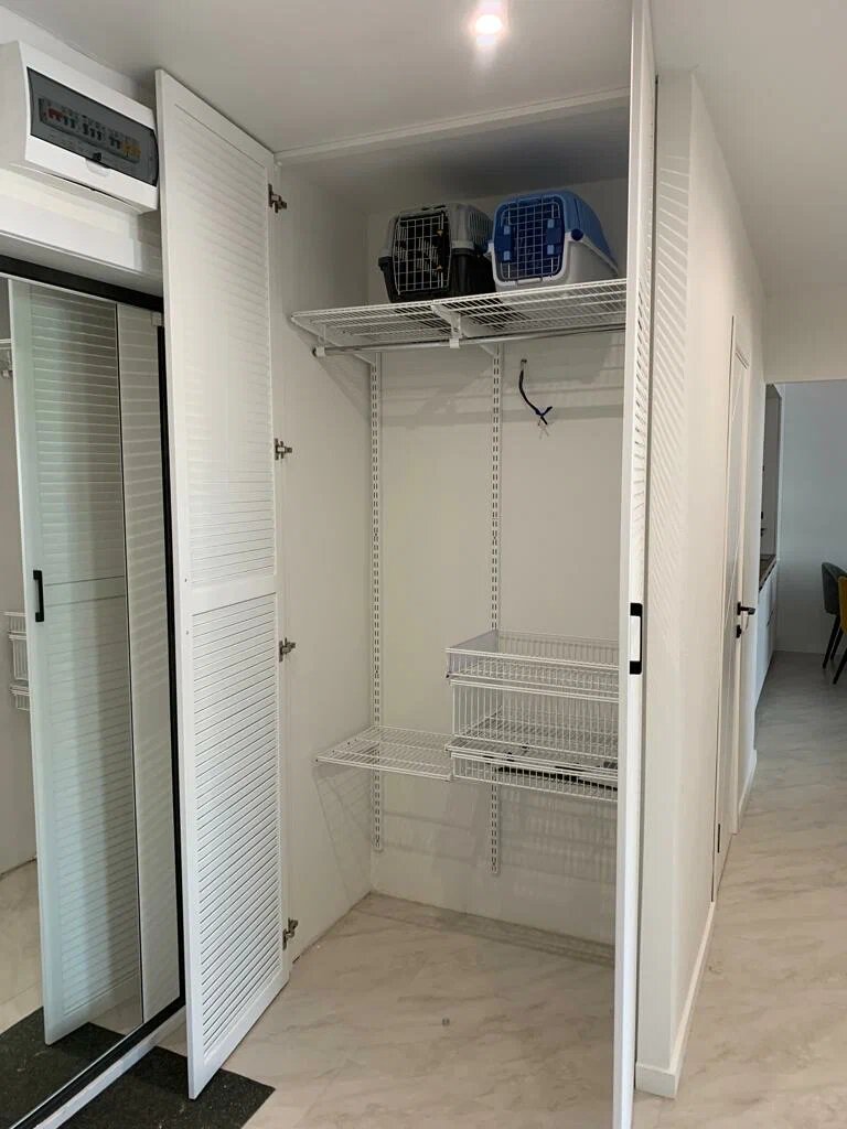 Двери жалюзийные деревянные для прихожей