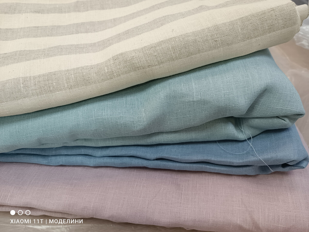 Себе пыльную розу и мятный, сыну мятный и голубой. Простыни всем в полоску. 