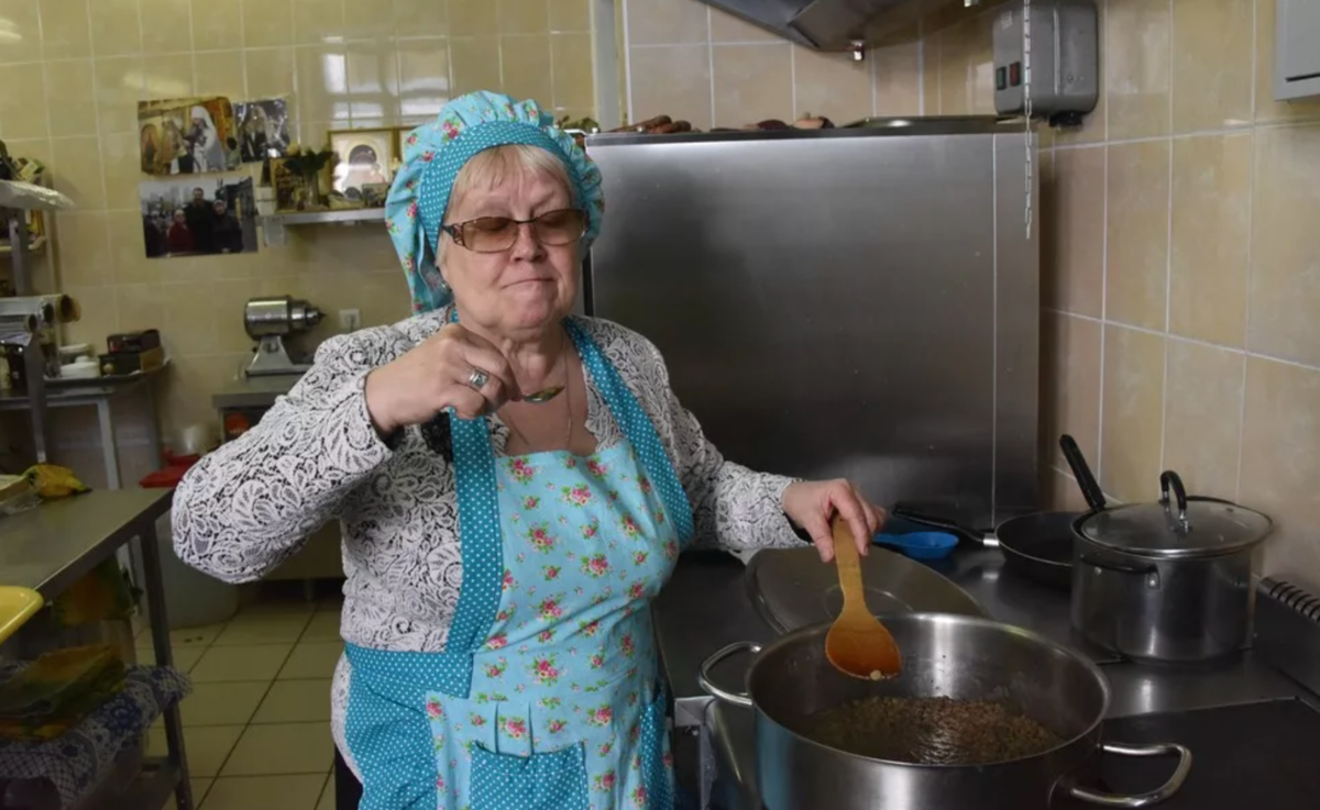 Еду бабушку. Бабушка повар. Бабушка готовит. Бабушка в столовой. Бабка на кухне.