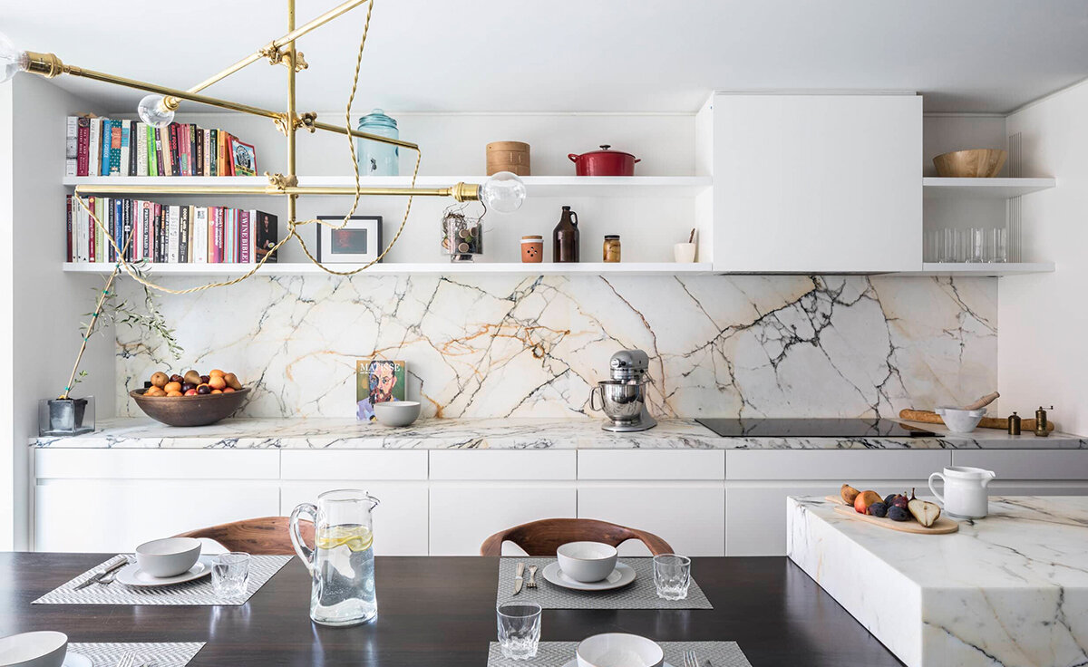 Кухонные фартуки под мрамор в интерьере. Галерея №1