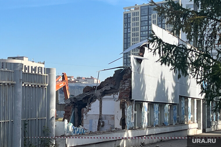    Старые трибуны и подтрибунные помещения сносят с помощью экскаватора