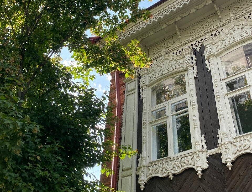 В Новосибирске сохранилось мало памятников деревянного зодчества — многие дома сгорели в пожаре 1909 года. На фото памятник архитектуры регионального значения — бывший доходный дом мещанки М. Н. Пятковой, построенный в начале XX века