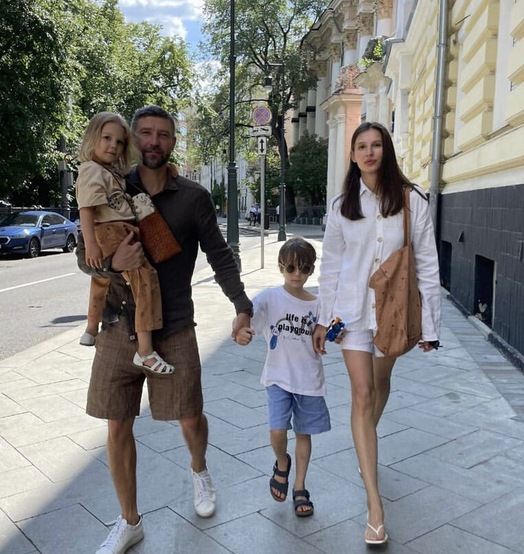    Владимир Кристовский с женой Ольгой и младшими детьмиСоцсети Владимира Кристовского