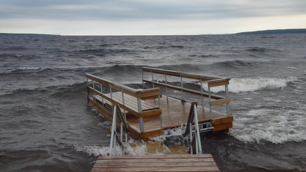     В городском парке Медвежьегорска небольшой причал оказался в воде. Журналист КарелИнформа побывал на месте.