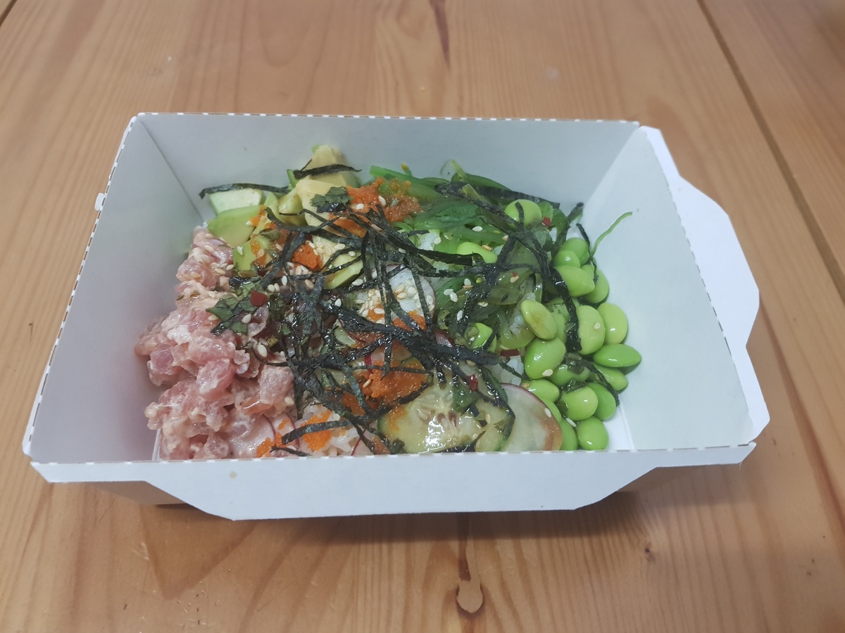 
 На ужин у меня салат айсберг и тунец в соевом соусе с кунжутом.
 Впереди выходные, поэтому количество еды увеличится😊, ведь я уже писала про мангал, долгие холодные весенние вечера)).
 Подсчет я веду очень условный, так знаю калорийность большинства продуктов, которые ем, а взвешиваю только часть продуктов, которые считаю важным подсчитать точно. Стараюсь придерживаться калорийности 1400-1500 ккал в сутки, делаю один разгрузочный день в понедельник. 
 Про спорт пока особо писать не буду, чтобы не позориться))).