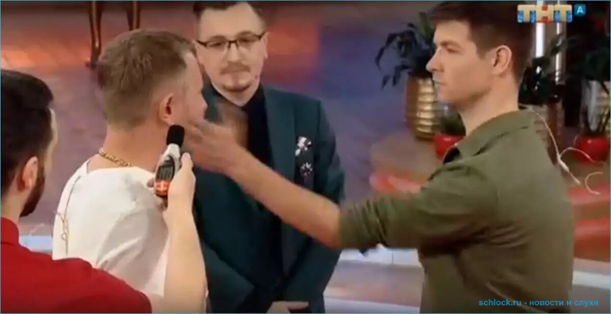 У ведущих дома 2 своеобразные представления о том, как должно проходить примирение пар, живущих на проекте "Спаси свою любовь". То, что показали сегодня на шоу "Бородина против Бузовой" 13.05.2019, оказывается - один из современных психологических трюков, необходимых для снятия напряжения. Ксения Бородина предложила подработку Яббарову и Дмитренко и оба участника получили в итоге по 5 тысяч.

Если вы не смотрели серию, можете посмотреть на шлоке здесь, эпизод в самом конце выпуска. Изначально Бородина планировала устроить баттл между Оганесяном и Яббаровым, между которыми до сих пор не улажен конфликт. Но Йося гордо отказался от эксперимента и тогда ведущие нашли в студии человека, всегда готового заработать копеечку в семейный сундук с сокровищами. Противником Яббарова стал Дима Дмитренко.

Мужчины сошлись и должны были отвесить друг другу по оплеухе, а рядом стоял сотрудник проекта с измерительным прибором. Победил Дмитрий, который приложил большую силу, но деньги Бородина разделила между Ильей и Дмитрием, чтобы никому не было обидно. А ещё в студии прозвучала интересная идея, что с Яббаровым должна бороться Александра Черно, но тут шансонье испугался за свое здоровье.
