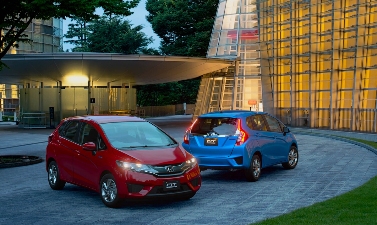 Цвета автомобилей: Milano Red и Vivid Sky Blue Pearl