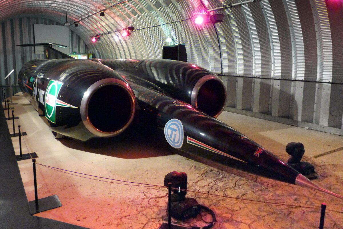 Thrust SSC - автомобиль с двумя турбовентиляторными двигателями от истребителя F-4 Phantom II суммарной мощностью 110.000 л.с. Эта машина развила нешуточные 1228 км/ч и преодолела звуковой барьер. Часто Thrust SSC называют быстрейшим из наземных сухопутных средств, но это не так: в 2003 году специализированные рельсовые салазки превысили 10.000 км/ч. Но все это лирика: в рамках данной статьи мы будем рассматривать только "обычные" дорожные автомобили