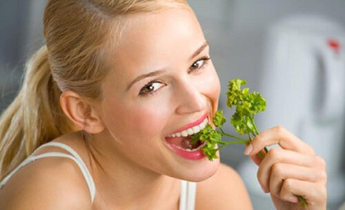 1. Добавляйте новые продукты в свой рацион постепенно, начиная с овощей и фруктов,  переходя к углеводам и жирам. Вводите один-два новых продукта в день,  но не спешите увеличивать количество потребляемой пищи. Лучше есть чаще,  но сохраняя маленькие порции, чтобы не растянуть желудок.