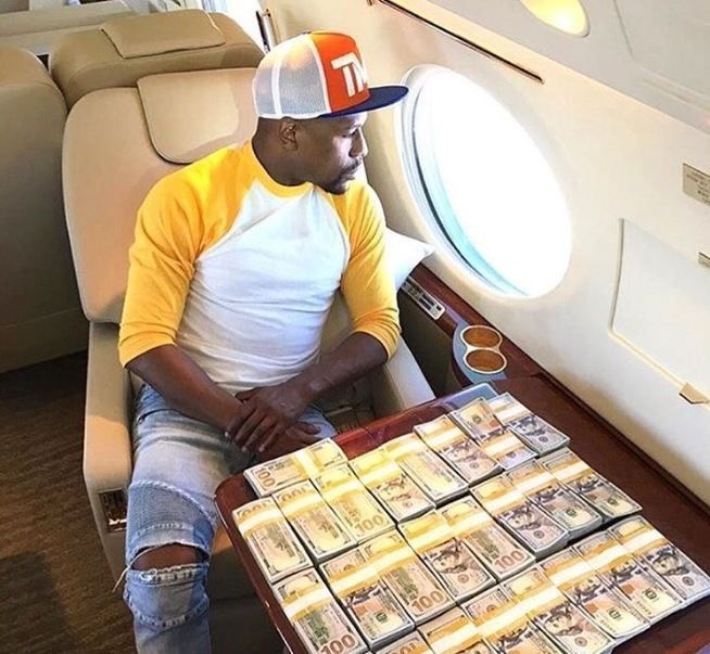 Флойд Мейвезер со своими деньгами