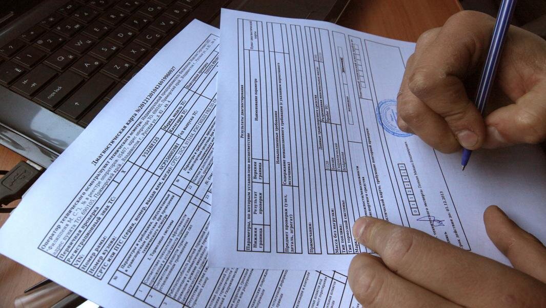 Оформление диагностической карты в одном из пунктов технического осмотра. Фото: РИА Новости/Виталий Аньков