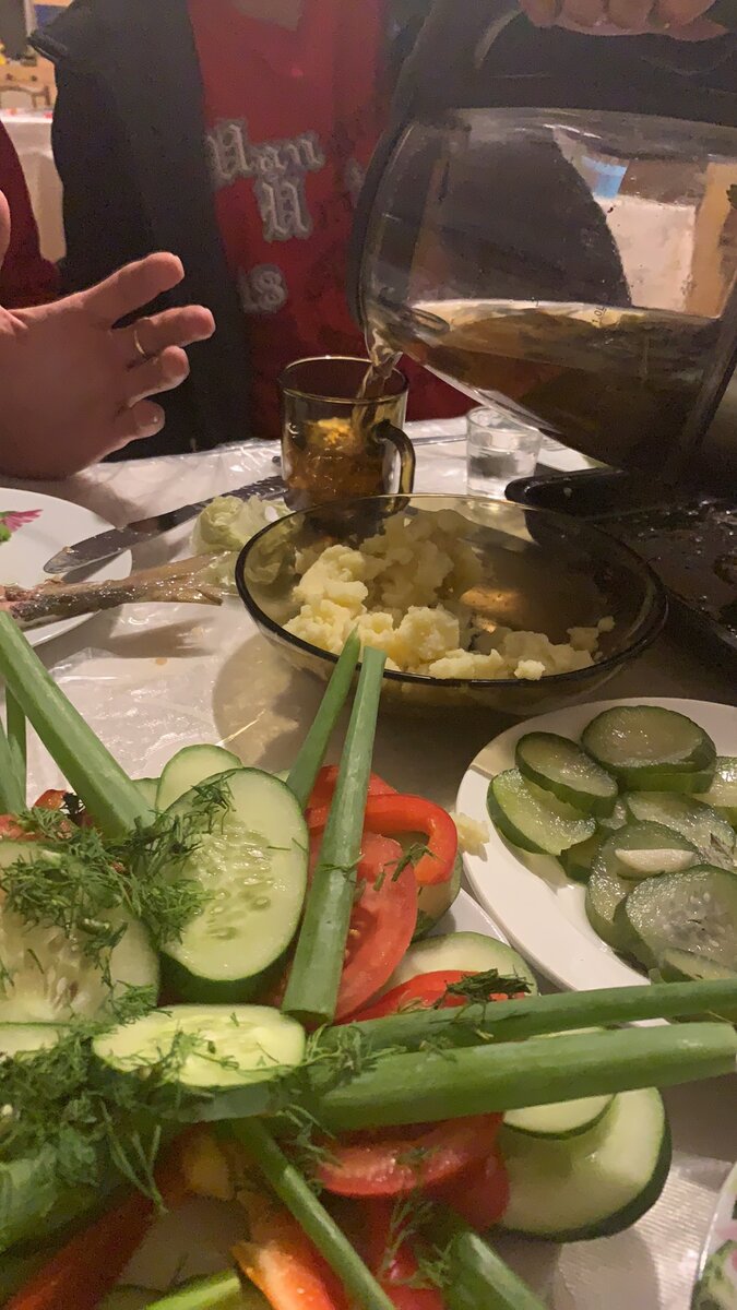 Наш скромный стол. Спорим над луком.