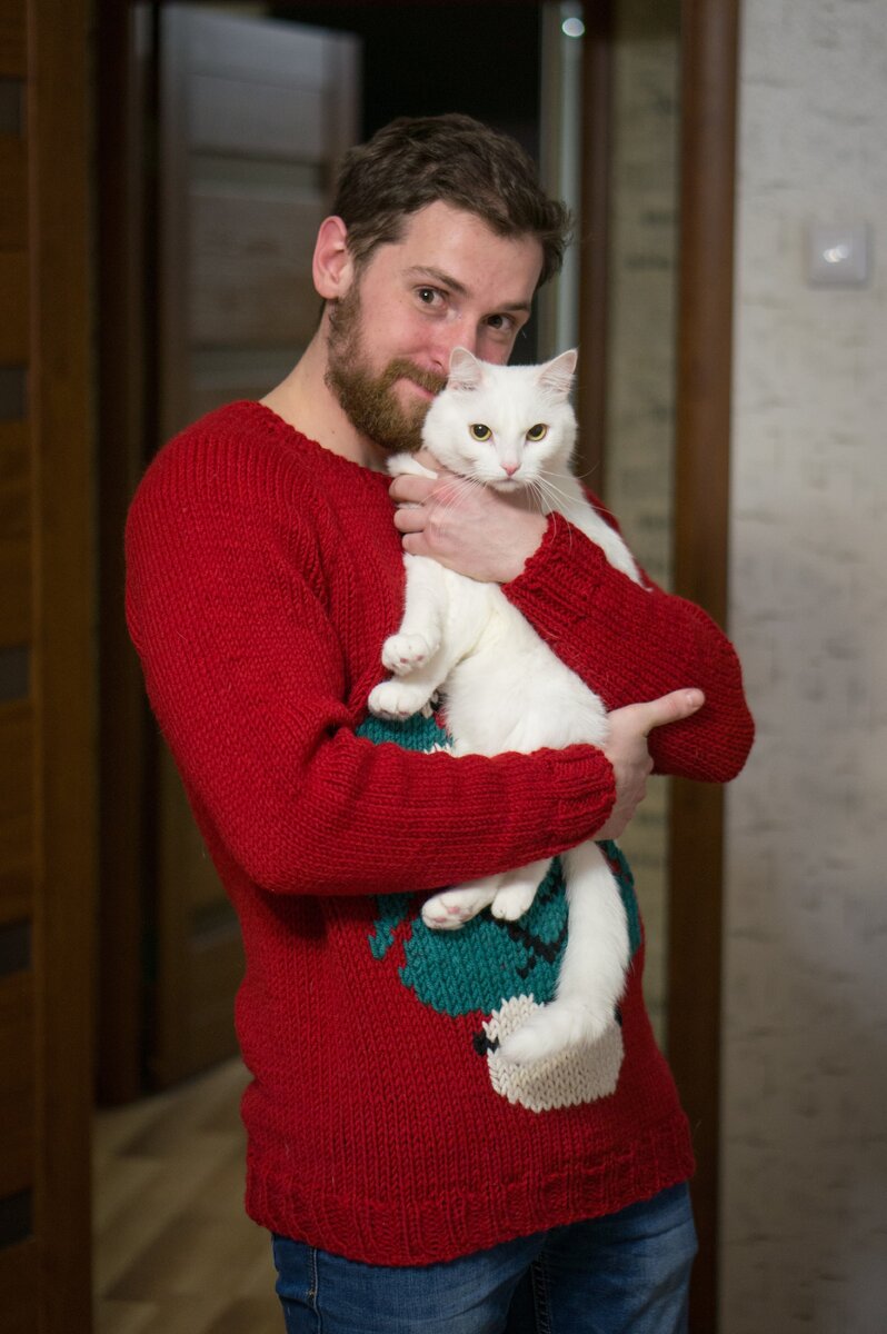 Брат в первом связанном мною свитере. Почти два года назад. Тогда думала, что это первый и последний опыт реглана.