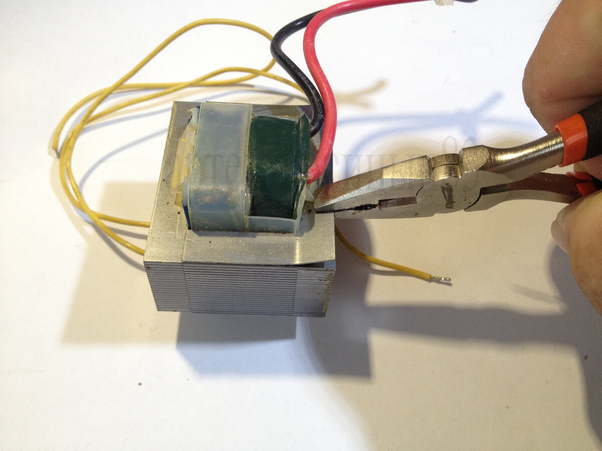 Как разобрать трансформатор. Тс-10-3м трансформатор характеристики. Разобранный трансформатор. Трансформатор от бесперебойника. Тс-10-3м трансформатор характеристики технические.