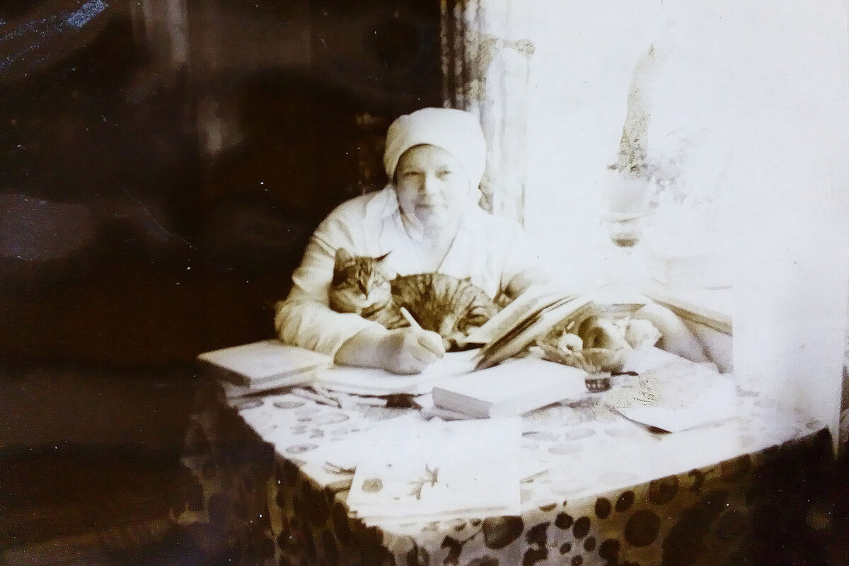 Это Серафима Ивановна дома, готовится к урокам