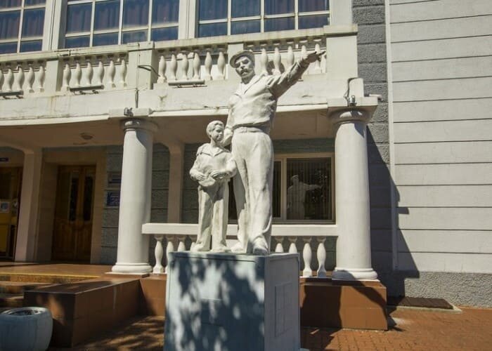 Памятник "Максимке" и матросу в Туапсе