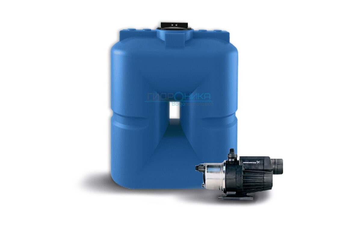 На фото пластиковая накопительная емкость для воды с поплавком (500 литров) и повысительный насос Grundfos MQ 3-35