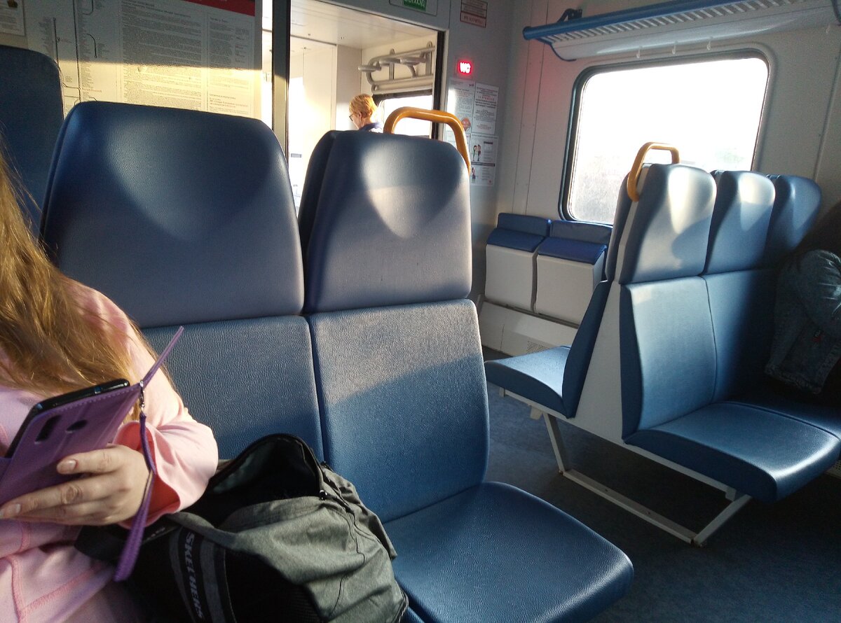 Сиденья в электричке