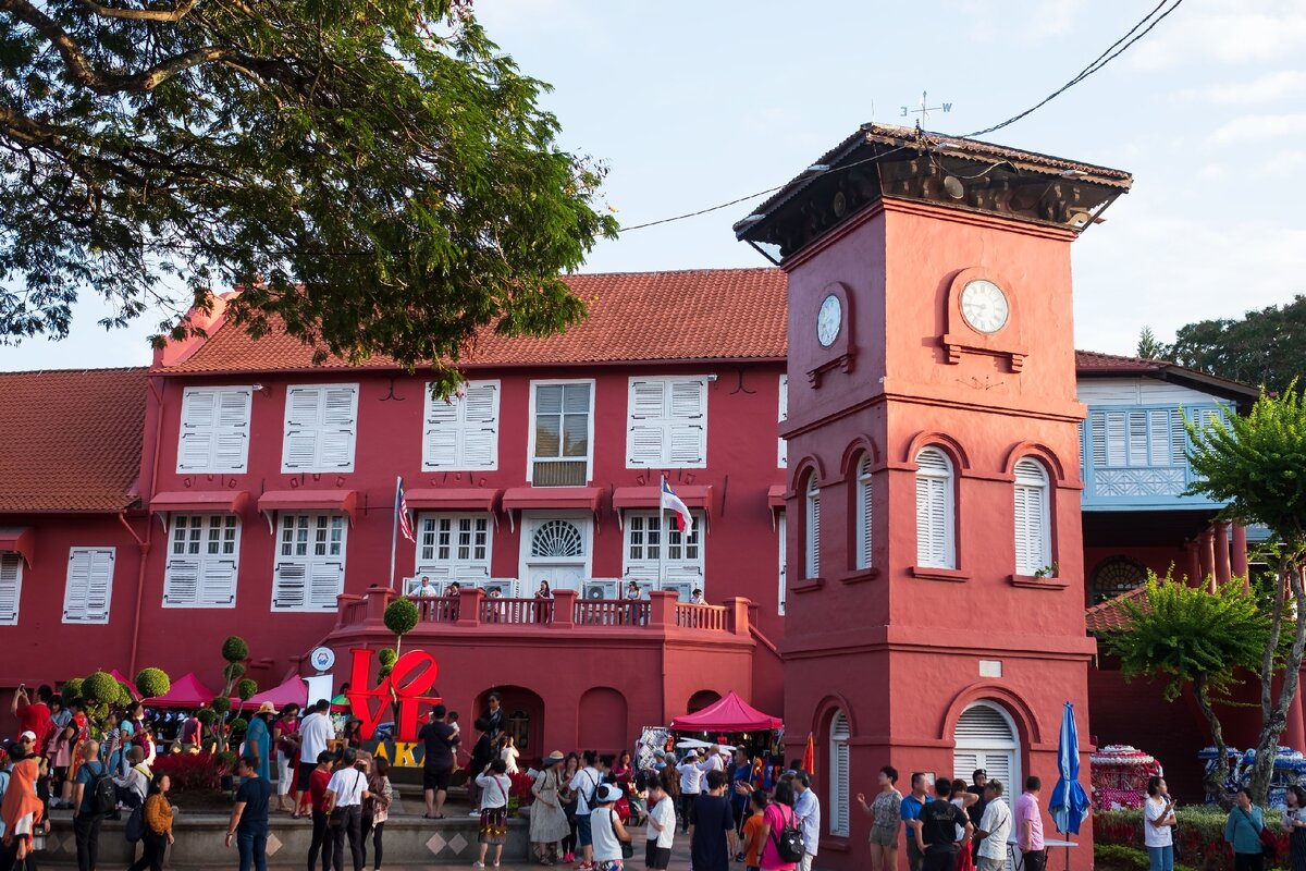 "Сколько же тут туристов!" - фыркают туристы.