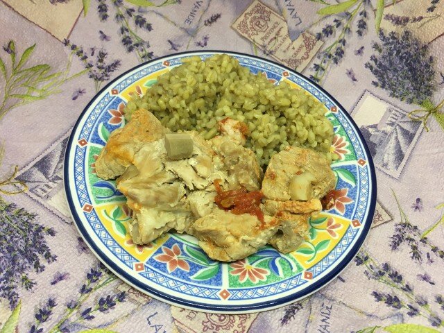 Блюдо сервировано с гарниром из булгура 