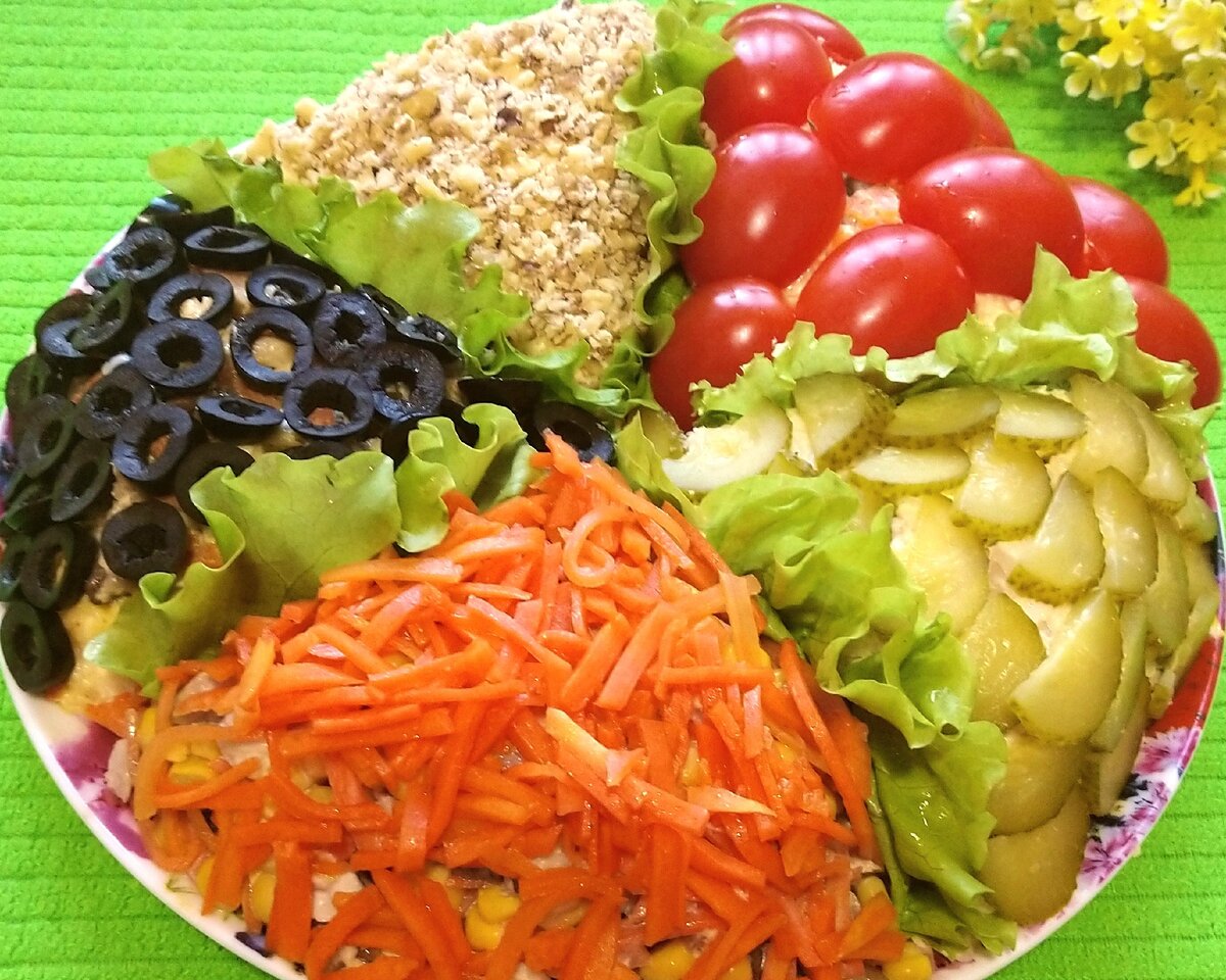 Топ салатов на праздничный стол. Праздничные салаты без майонеза. 5 салатов которые. Салат с оливками. Салаты к новогоднему столу.