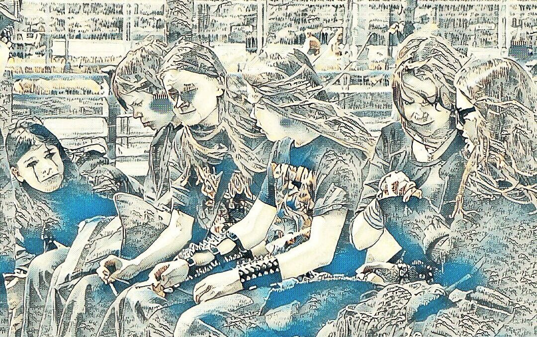 Вы видели, с кем общается ваша дочь? - спросила меня соседка с первого этажа и продолжила, не дав мне ответить: - Это компания не для такой молодой девушки.