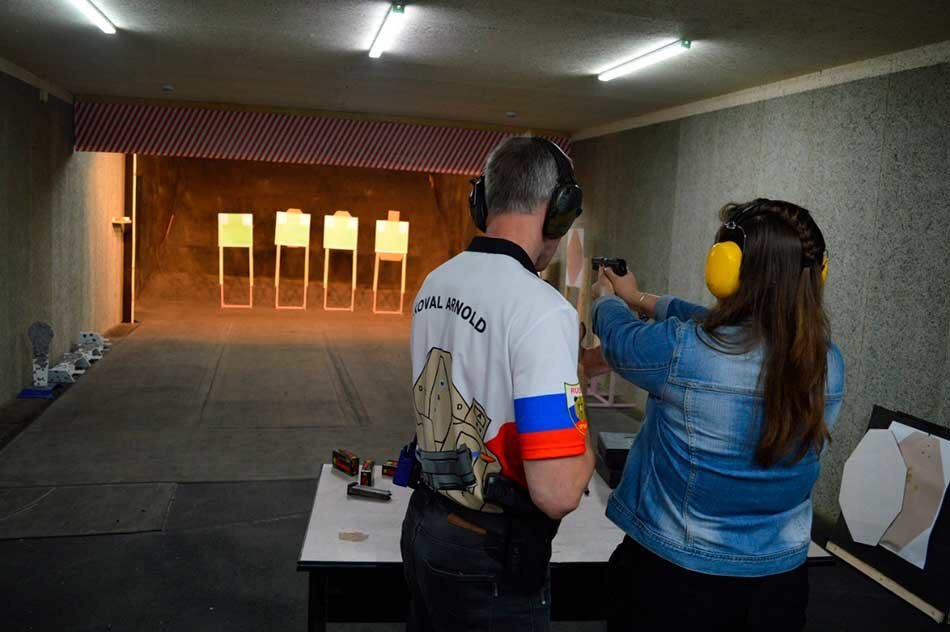 Тир в самаре из боевого оружия. Стрелковый тир. Стрелковый клуб. Тир в Москве стрельба из боевого. Тир Воронеж.