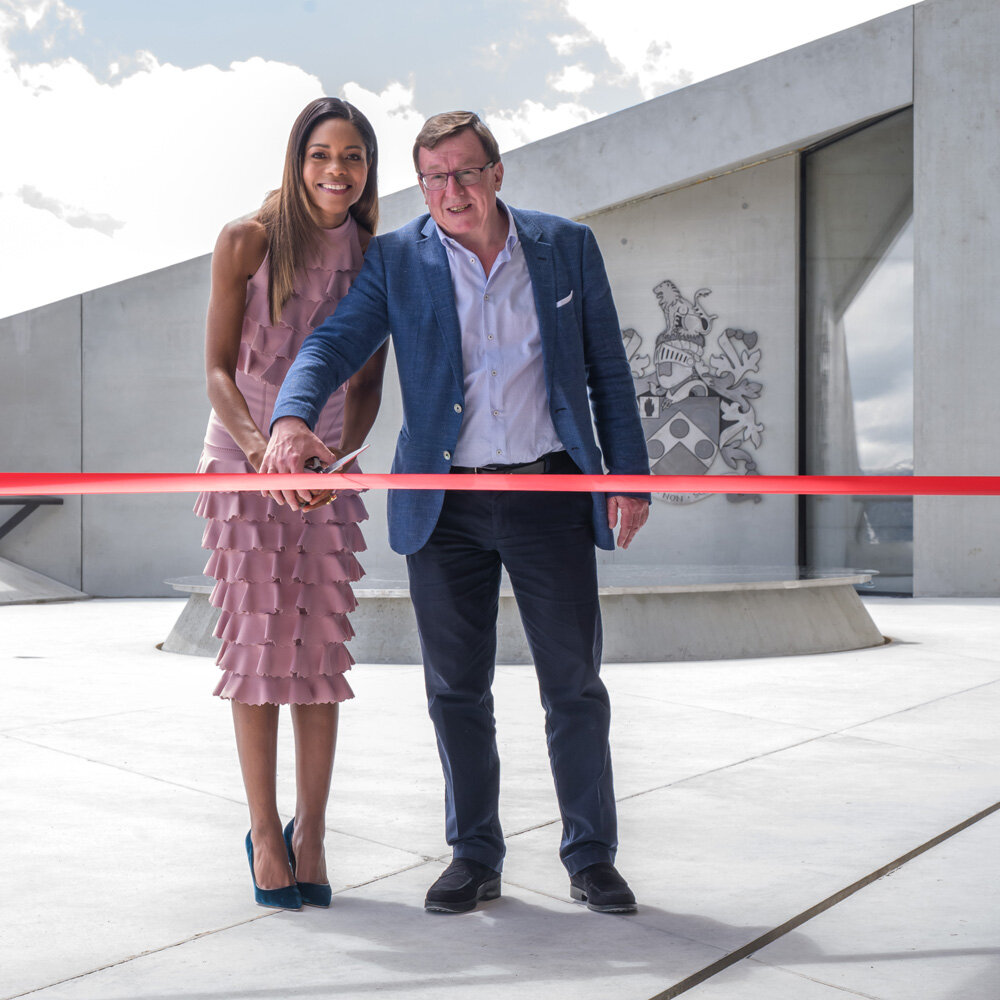 Наоми Харрис (Naomie Harris) с коллегой на открытии парка 007 Elements в Австрии / © Land Rover MENA / flickr