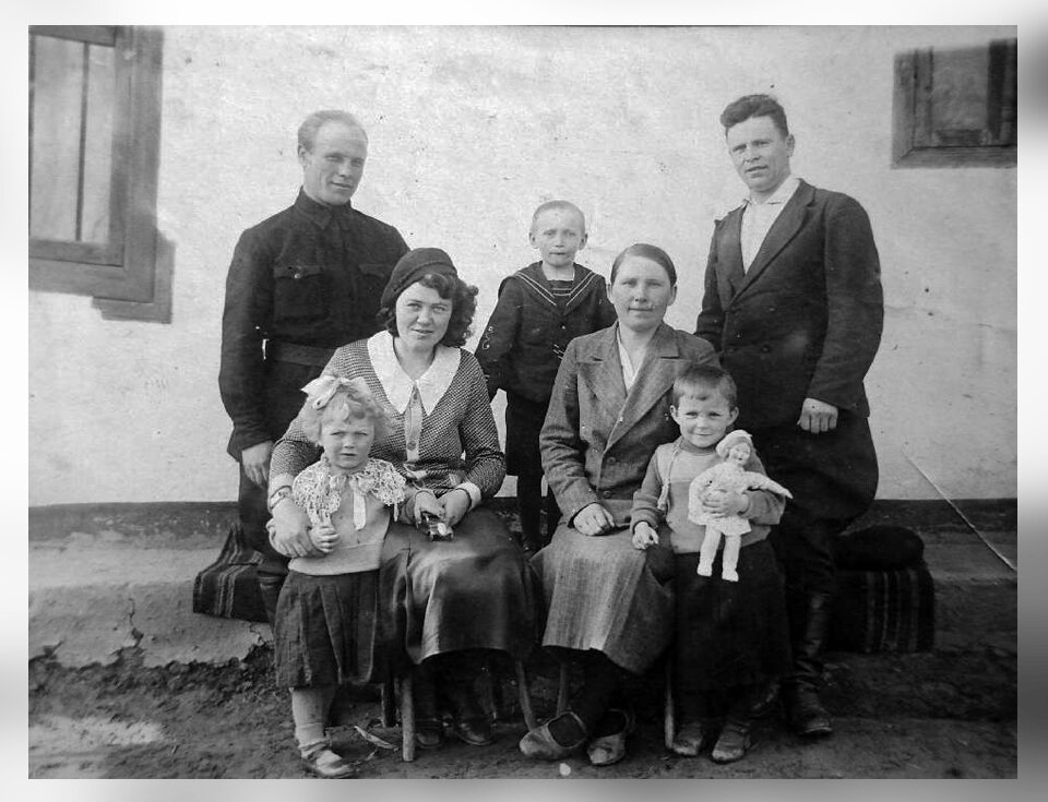 История обычной семьи 40. Семья 1940. Довоенные семейные портреты. Фотокарточки довоенные. Семья в военные годы.