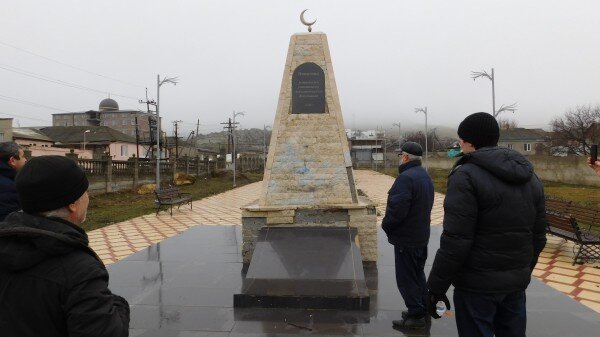    Памятник крестьянам создан около ста лет назад 