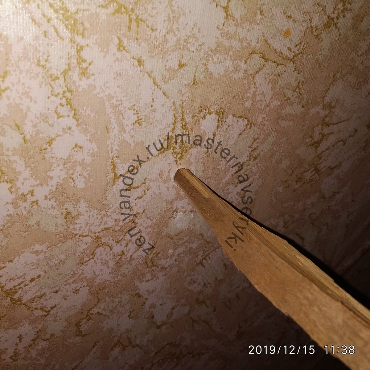 В деревянный чопик в отличие от пластикового дюбеля при необходимости можно забить гвоздь.