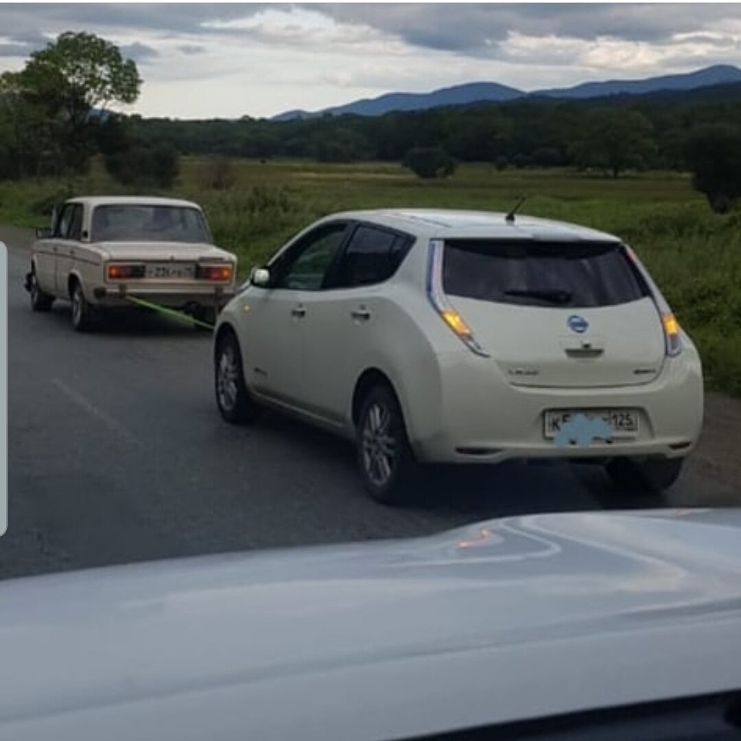 Жигули тащит севший электромобиль Nissan Leaf
