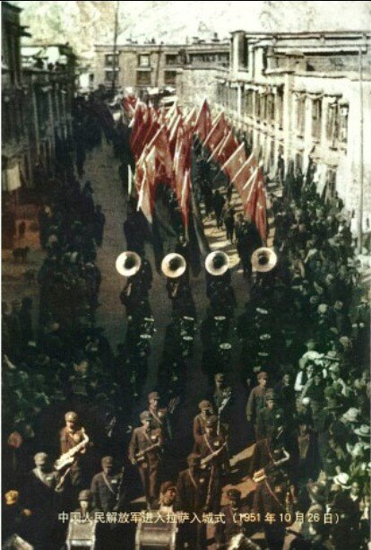 Армия Мао Цзэдуна парадным маршем прошла по Лхасу 26 октября 1951 г.Источник: "Tibet Museum" г.Лхаса Китай.