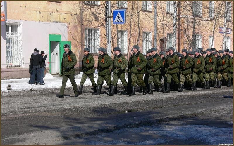 Правила пеших колонн. Организованная пешая колонна. Организованные пешие колонны. Организованная пешая колонна ПДД. Движение организованных пеших колонн.