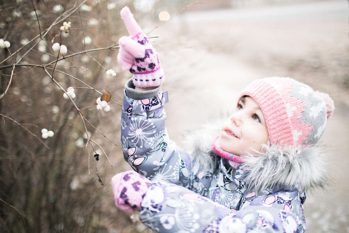Поля не сидит на месте дольше пяти минут. Меняет либо занятие, либо локацию. Единственное, что может надолго занять девочку — любимая компьютерная игра Майнкрафт. Там Полина строит новые миры, где может проявлять свойственную ей с раннего детства самостоятельность и не зависеть от больничных обстоятельств.