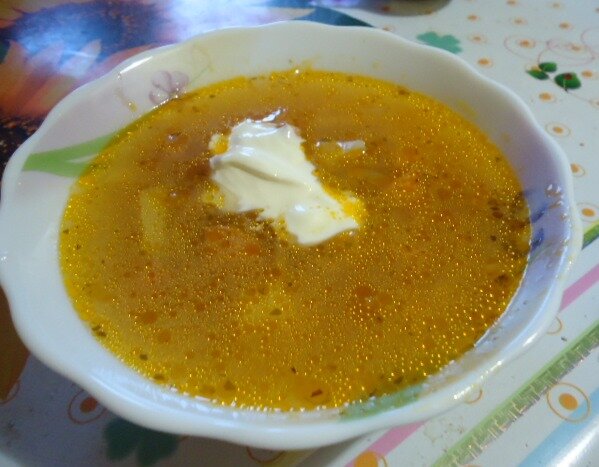 Вместо растительного масла в блюдо часто добавляют сливочное, которое содержит много витаминов и микроэлементов.