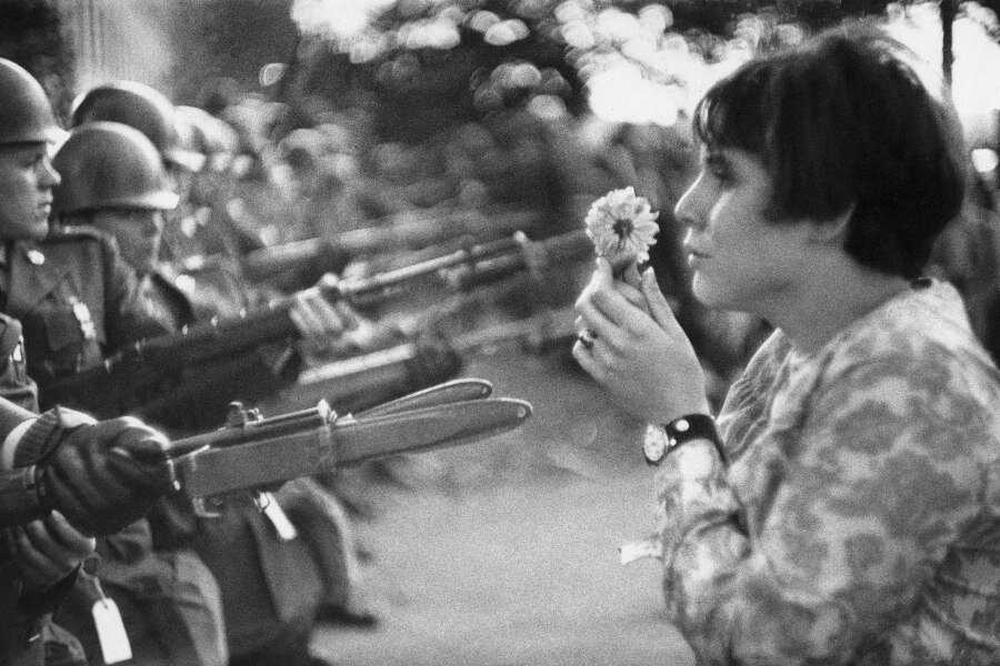 Фото Марк Рибу, 1967 г. Сила цветка. 